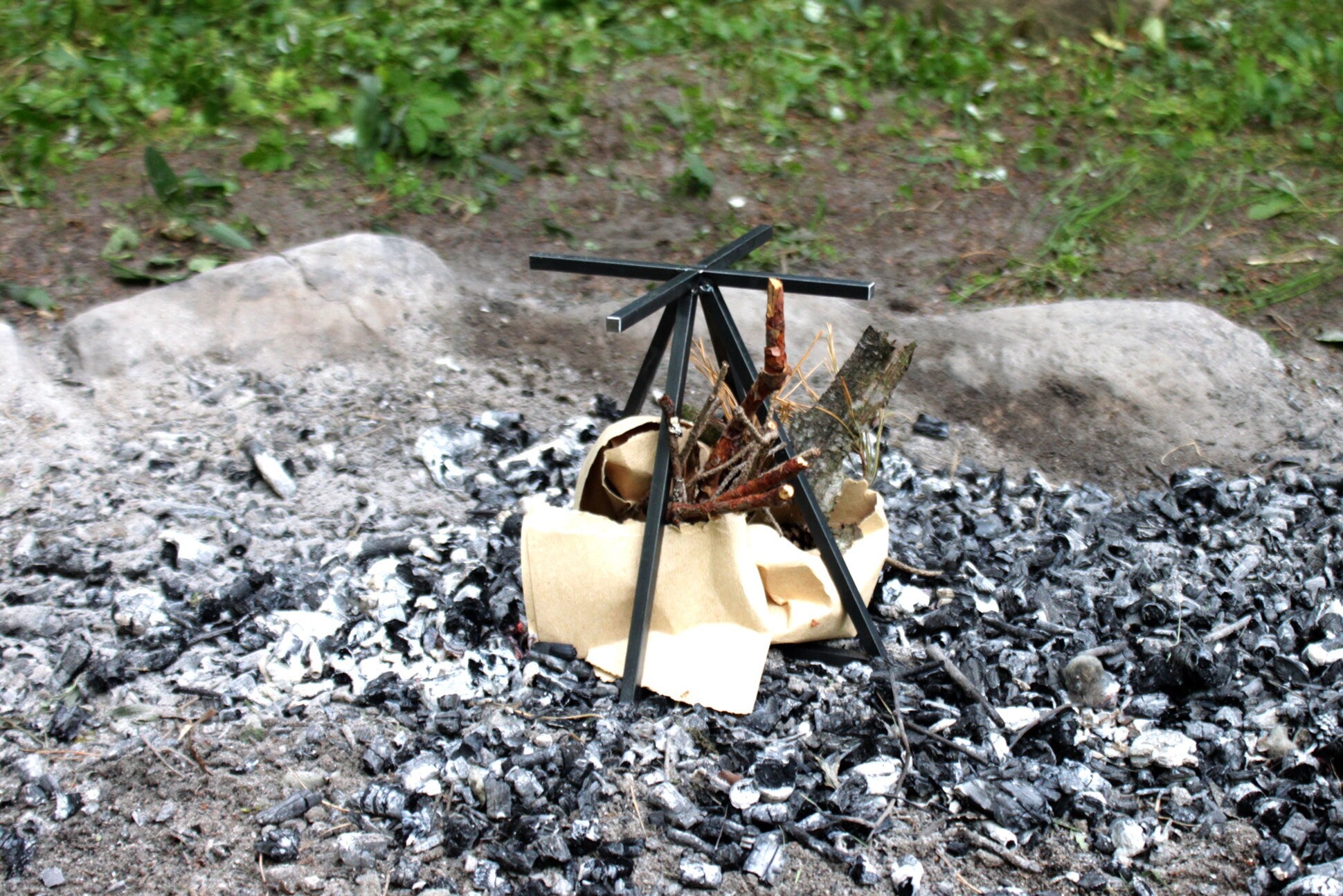 Metal Campfire Fire Pit Stand: Cookware Tripod Grate