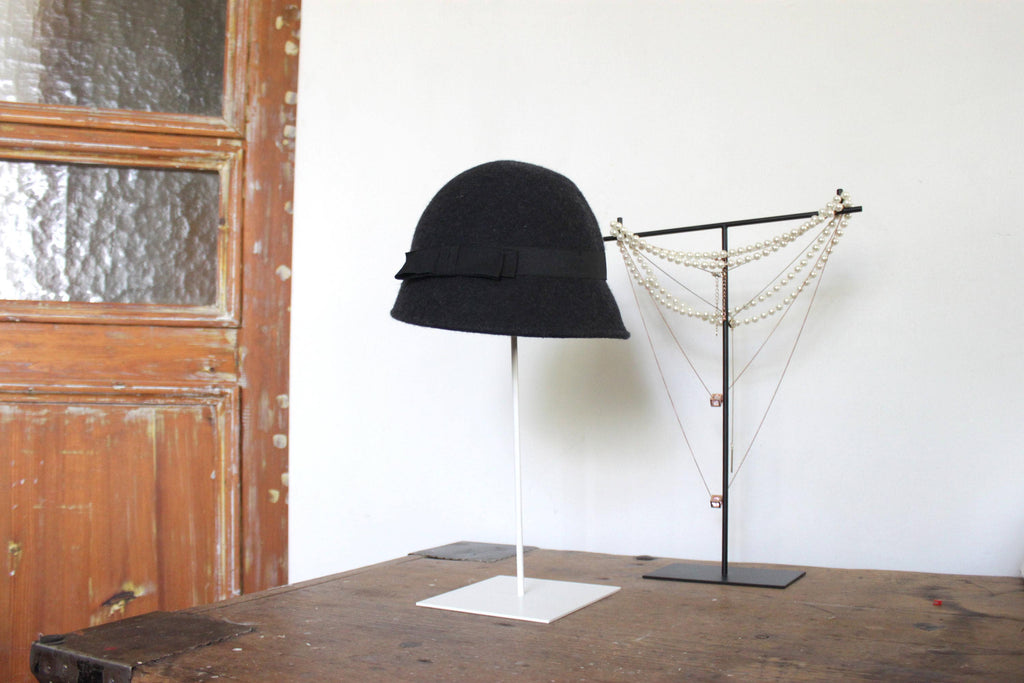 Metal Hat Display Stand: Iron Mask Rack