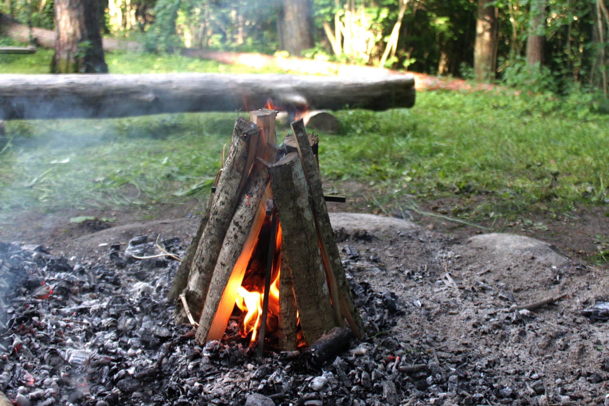 Metal Campfire Fire Pit Stand: Cookware Tripod Grate
