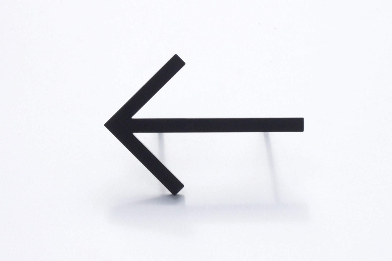 Metal Arrow Wall Decor: Modern Directional Sign