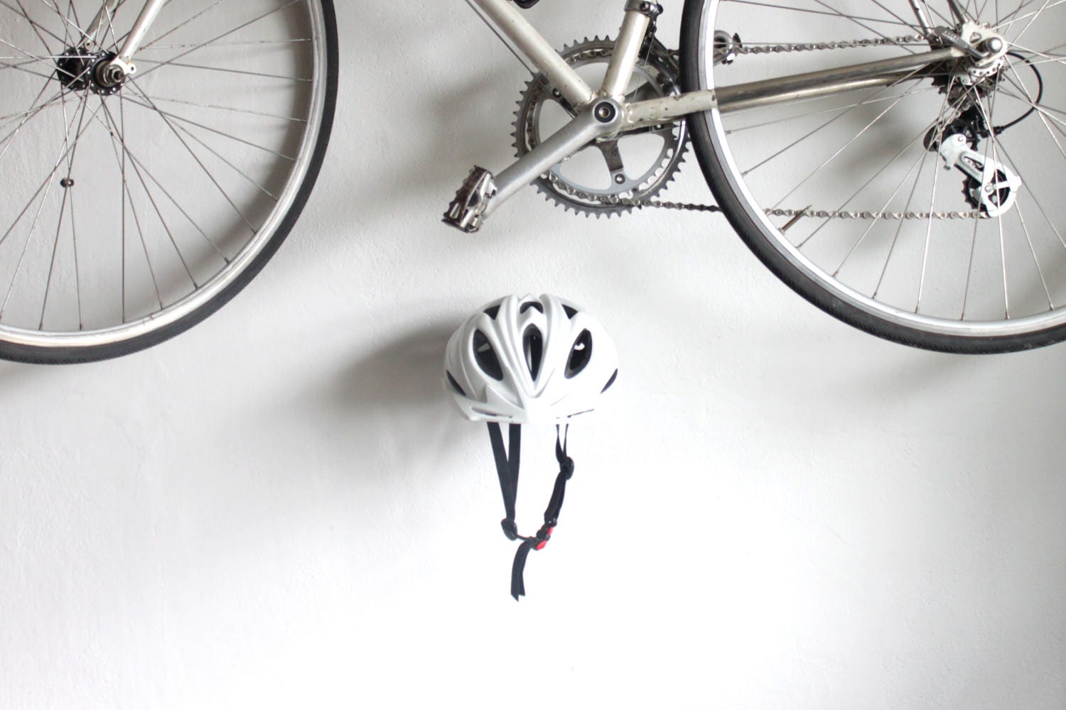 Wall Mount Hat Display Rack: Metal Helmet Holder